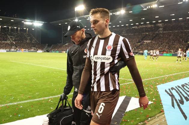 GER, Hamburg, Fussball, DFL, FC St. Pauli vs TSG 1899 Hoffenheim , im Millerntor Stadion , 19.10.2025 , v.l. James Sands (FC St. Pauli ,6 ) wird verletzt ausgewechselt DFL regulations prohibit any use of photographs as image sequences and or quasi-video. Copyright: HMBxMedia FernandoxSoares