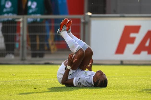 Leverkusen, Deutschland 19. Oktober 2025: 1. FBL - 2025 2026 - Bayer 04 Leverkusen vs. VfL Wolfsburg Im Bild: Lineth Beerensteyn (Wolfsburg) verletzt sich beim Foul durch die Torhüterin Charlotte Voll (Leverkusen), worauf ein Platzverweis folgt DFB regulations prohibit any use of photographs as image sequences and or quasi-video Ulrich-Haberland-Stadion Nordrhein Westfalen Copyright: xFotostandx xFantinix