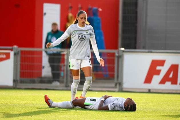 Leverkusen, Deutschland 19. Oktober 2025: 1. FBL - 2025 2026 - Bayer 04 Leverkusen vs. VfL Wolfsburg Im Bild: Lineth Beerensteyn (Wolfsburg), auf dem Spielfeld liegend, verletzt sich beim Foul durch die Torhüterin Charlotte Voll (Leverkusen), worauf ein Platzverweis folgt DFB regulations prohibit any use of photographs as image sequences and or quasi-video Ulrich-Haberland-Stadion Nordrhein Westfalen Copyright: xFotostandx xFantinix