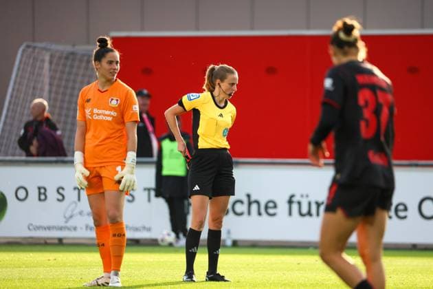 Leverkusen, Deutschland 19. Oktober 2025: 1. FBL - 2025 2026 - Bayer 04 Leverkusen vs. VfL Wolfsburg Im Bild: v.li. Torhüterin Charlotte Voll (Leverkusen) sieht die rote Karte durch die Schiedsrichterin Davina Lutz (Deutschland) und wird des Platzes verwiesen DFB regulations prohibit any use of photographs as image sequences and or quasi-video Ulrich-Haberland-Stadion Nordrhein Westfalen Copyright: xFotostandx xFantinix