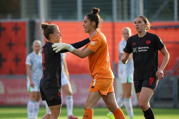 Leverkusen, Deutschland 19. Oktober 2025: 1. FBL - 2025 2026 - Bayer 04 Leverkusen vs. VfL Wolfsburg Im Bild: v.li. Kristin Kögel Koegel (Leverkusen) versucht Torhüterin Charlotte Voll (Leverkusen) nach dem Platzverweis aufzubauen DFB regulations prohibit any use of photographs as image sequences and or quasi-video Ulrich-Haberland-Stadion Nordrhein Westfalen Copyright: xFotostandx xFantinix