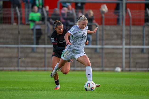 Leverkusen, Deutschland 19. Oktober 2025: 1. FBL - 2025 2026 - Bayer 04 Leverkusen vs. VfL Wolfsburg Im Bild: v.li. im Zweikampf Carlotta Wamser (Leverkusen) und Thea Bjelde (Wolfsburg) DFB regulations prohibit any use of photographs as image sequences and or quasi-video Ulrich-Haberland-Stadion Nordrhein Westfalen Copyright: xFotostandx xFantinix