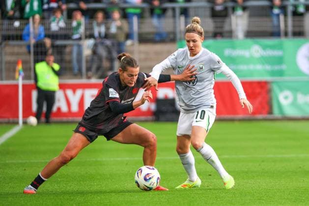 Leverkusen, Deutschland 19. Oktober 2025: 1. FBL - 2025 2026 - Bayer 04 Leverkusen vs. VfL Wolfsburg Im Bild: v.li. im Zweikampf Carlotta Wamser (Leverkusen ) und Svenja Huth (Wolfsburg) DFB regulations prohibit any use of photographs as image sequences and or quasi-video Ulrich-Haberland-Stadion Nordrhein Westfalen Copyright: xFotostandx xFantinix