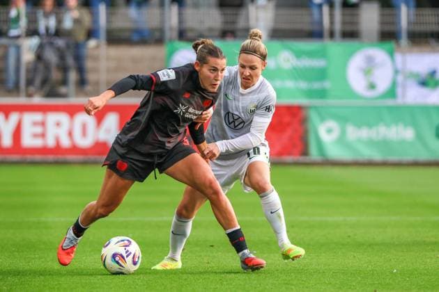 Leverkusen, Deutschland 19. Oktober 2025: 1. FBL - 2025 2026 - Bayer 04 Leverkusen vs. VfL Wolfsburg Im Bild: v.li. im Zweikampf Carlotta Wamser (Leverkusen ) und Svenja Huth (Wolfsburg) DFB regulations prohibit any use of photographs as image sequences and or quasi-video Ulrich-Haberland-Stadion Nordrhein Westfalen Copyright: xFotostandx xFantinix