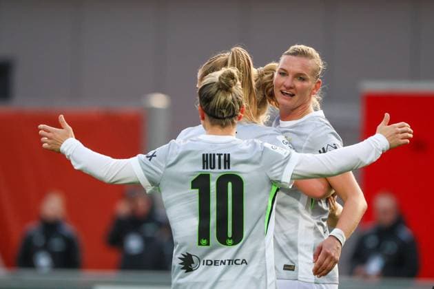 Leverkusen, Deutschland 19. Oktober 2025: 1. FBL - 2025 2026 - Bayer 04 Leverkusen vs. VfL Wolfsburg Im Bild: Torschützin Alexandra Popp (Wolfsburg), rechts im Bild, macht das Tor zum 1:0 und jubelt mit ihren Mannschaftskolleginnen DFB regulations prohibit any use of photographs as image sequences and or quasi-video Ulrich-Haberland-Stadion Nordrhein Westfalen Copyright: xFotostandx xFantinix