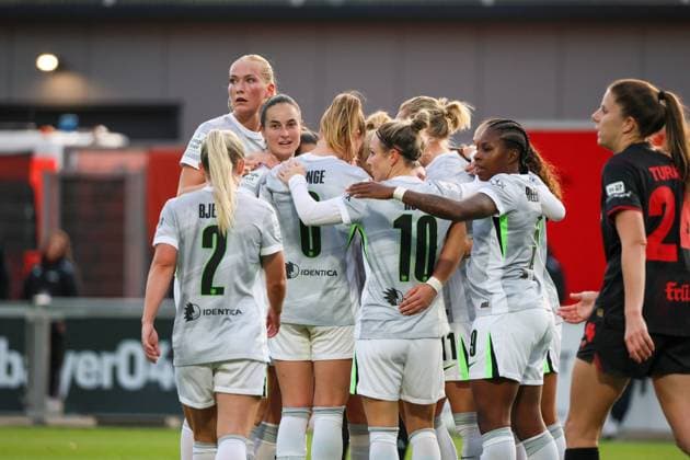 Leverkusen, Deutschland 19. Oktober 2025: 1. FBL - 2025 2026 - Bayer 04 Leverkusen vs. VfL Wolfsburg Im Bild: Torschützin Alexandra Popp (Wolfsburg), verdeckt im Bild, macht das Tor zum 1:0 und jubelt mit ihren Mannschaftskolleginnen DFB regulations prohibit any use of photographs as image sequences and or quasi-video Ulrich-Haberland-Stadion Nordrhein Westfalen Copyright: xFotostandx xFantinix