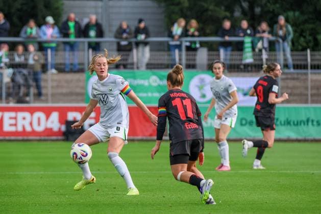 Leverkusen, Deutschland 19. Oktober 2025: 1. FBL - 2025 2026 - Bayer 04 Leverkusen vs. VfL Wolfsburg Im Bild: v.li. Janina Minge (Wolfsburg) und Kristin Kögel Koegel (Leverkusen) DFB regulations prohibit any use of photographs as image sequences and or quasi-video Ulrich-Haberland-Stadion Nordrhein Westfalen Copyright: xFotostandx xFantinix