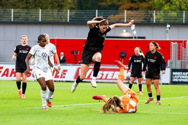 Leverkusen, Deutschland 19. Oktober 2025: 1. FBL - 2025 2026 - Bayer 04 Leverkusen vs. VfL Wolfsburg Im Bild: v.li. die Zweite Lilla Turanyi (Leverkusen) springt über Torhüterin Anne Moll (Leverkusen) DFB regulations prohibit any use of photographs as image sequences and or quasi-video Ulrich-Haberland-Stadion Nordrhein Westfalen Copyright: xFotostandx xFantinix