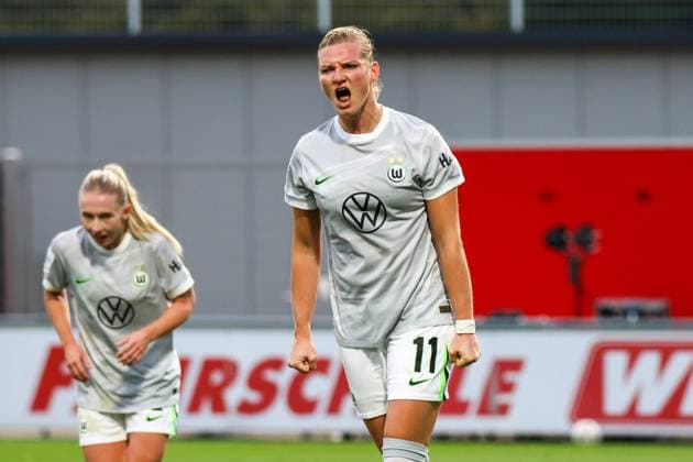 Leverkusen, Deutschland 19. Oktober 2025: 1. FBL - 2025 2026 - Bayer 04 Leverkusen vs. VfL Wolfsburg Im Bild: Torschützin Alexandra Popp (Wolfsburg) macht das Tor zum 2:0 für den VfL Wolfsburg und jubelt DFB regulations prohibit any use of photographs as image sequences and or quasi-video Ulrich-Haberland-Stadion Nordrhein Westfalen Copyright: xFotostandx xFantinix