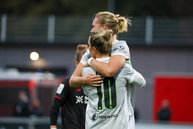 Leverkusen, Deutschland 19. Oktober 2025: 1. FBL - 2025 2026 - Bayer 04 Leverkusen vs. VfL Wolfsburg Im Bild: v.li. die Zweite Torschützin Alexandra Popp (Wolfsburg) macht das Tor zum 2:0 für den VfL Wolfsburg und jubelt mit Svenja Huth (Wolfsburg) DFB regulations prohibit any use of photographs as image sequences and or quasi-video Ulrich-Haberland-Stadion Nordrhein Westfalen Copyright: xFotostandx xFantinix