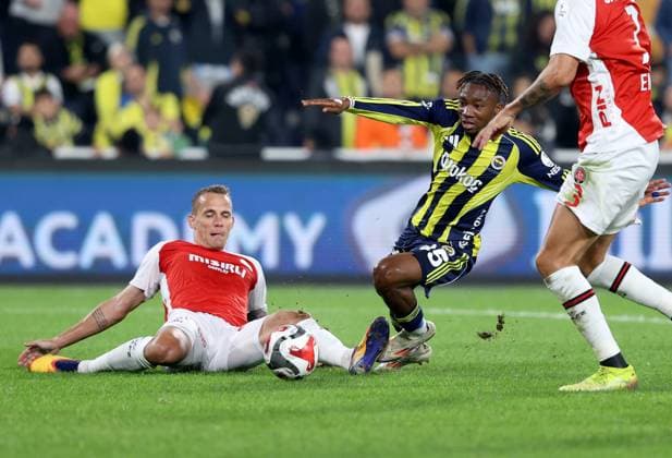 Fenerbahce v Fatih Karagumruk - Turkish Super Lig ISTANBUL, TURKIYE - OCTOBER 19: Nene of Fenerbahce in action during Turkish Super Lig week 9 match between Fenerbahce and Misirli.com.tr Fatih Karagumruk at Chobani Stadium in Istanbul, Turkiye on October 19, 2025. Ali Atmaca Anadolu Istanbul Turkey. Editorial use only. Please get in touch for any other usage.  Copyright: x2025xAnadoluxAlixAtmacax