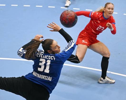 EHF Euro Cup Women, Group 2, match Hungary vs. Czech Republic in Prague, Czech Republic, October 19, 2025. From left goalie of Hungary Zsofi Szermerey and Czech Marie Polakova in action. (CTKxPhoto MichaelaxRihova) CTKPhotoP2025101906062  CTKPhotoP2025101906062