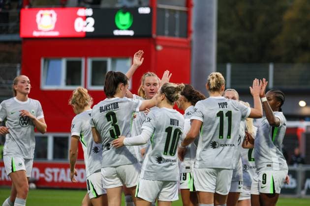 Leverkusen, Deutschland 19. Oktober 2025: 1. FBL - 2025 2026 - Bayer 04 Leverkusen vs. VfL Wolfsburg Im Bild: Torschützin Alexandra Popp (Wolfsburg), von rechts die Zweite im Bild, macht das Tor zum 2:0 für den VfL Wolfsburg und jubelt mit ihren Mannschaftskolleginnen DFB regulations prohibit any use of photographs as image sequences and or quasi-video Ulrich-Haberland-Stadion Nordrhein Westfalen Copyright: xFotostandx xFantinix