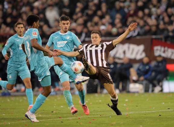 Foto : Martijn KAARS (Pauli) grätscht gegen Bernardo , links Fussball 1. Bundesliga , FC St. Pauli - TSG Hoffenheim am So. 19.10.2025