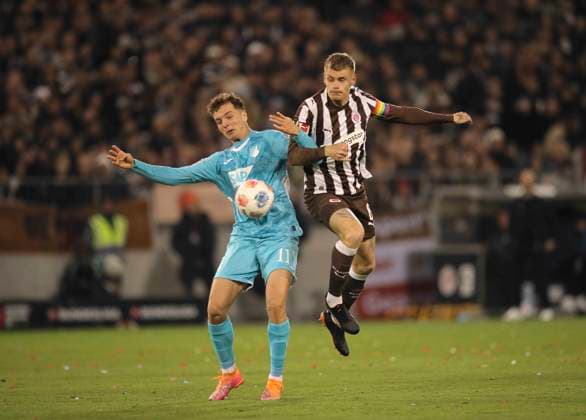 Foto : Fisnik ASLLANI (TSG) gegen Eric SMITH (Pauli , rechts) Fussball 1. Bundesliga , FC St. Pauli - TSG Hoffenheim am So. 19.10.2025