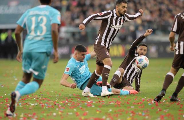 Foto : Mathias Pereira LAGE (Pauli , recchts) grätscht gegen Albian Hajdari (TSG) , oben Manolis Saliakas (Pauli) Fussball 1. Bundesliga , FC St. Pauli - TSG Hoffenheim am So. 19.10.2025