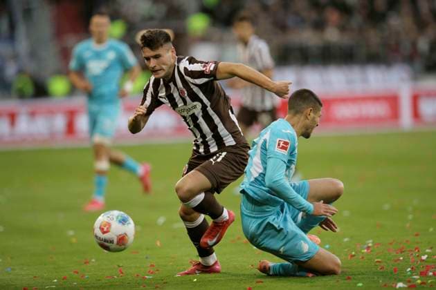 Foto : Arkadiusz PYRKA (Pauli) gegen Andrej Kramaric (TSG) Fussball 1. Bundesliga , FC St. Pauli - TSG Hoffenheim am So. 19.10.2025