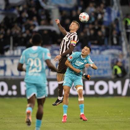 Foto : Eric SMITH (Pauli) köpft gegen Tim Lemperle (TSG) Fussball 1. Bundesliga , FC St. Pauli - TSG Hoffenheim am So. 19.10.2025