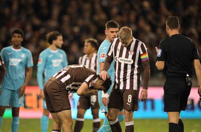Foto : Verlierer Adam Dzwigala ( Pauli ) und Eric SMITH (Pauli) Fussball 1. Bundesliga , FC St. Pauli - TSG Hoffenheim am So. 19.10.2025