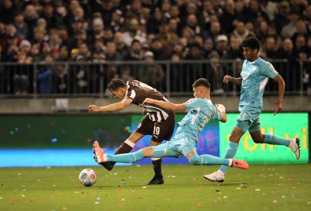 Foto : Torschuss von Martijn KAARS (Pauli) gegen Albian Hajdari (TSG) Fussball 1. Bundesliga , FC St. Pauli - TSG Hoffenheim am So. 19.10.2025