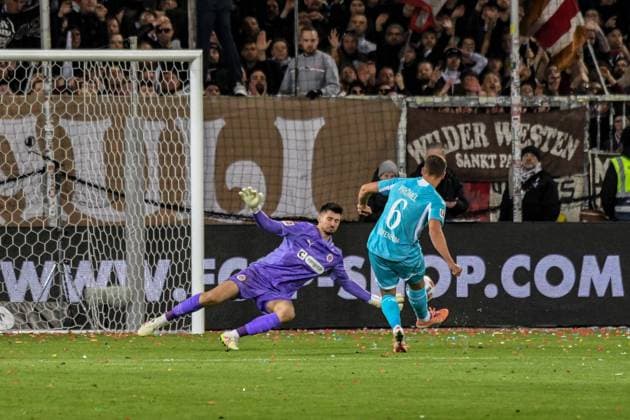 Tor zum 0:3 Nikola Vasilj ( Pauli ) Grischa Prömel ( Hoffenheim ) Deutschland , Hamburg , Millerntorstadion , Fussball , 1. Bundesliga , FC St Pauli - TSG Hoffenheim