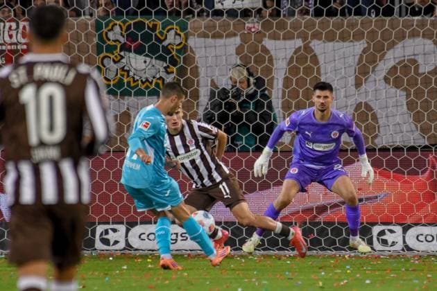 Tor zum 0: 2 Arkadiusz Pyrka Nikola Vasilj ( Pauli ) 27 Andrej Kramaric ( Hoffenheim ) Deutschland , Hamburg , Millerntorstadion , Fussball , 1. Bundesliga , FC St Pauli - TSG Hoffenheim