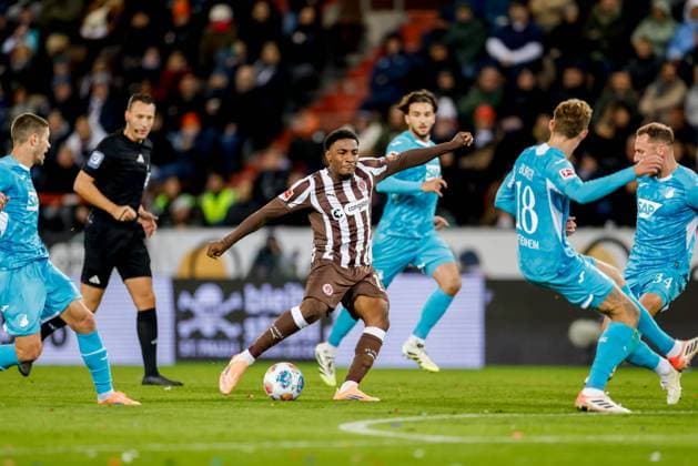 Hamburg, 19. Oktober 2025 - Fußball, 1. Bundesliga 2025 26, FC St. Pauli - TSG 1899 Hoffenheim: Oladapo Afolayan (FC St. Pauli, 17) DFL REGULATIONS PROHIBIT ANY USE OF PHOTOGRAPHS AS IMAGE SEQUENCES AND OR QUASI-VIDEO.