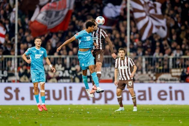 Hamburg, 19. Oktober 2025 - Fußball, 1. Bundesliga 2025 26, FC St. Pauli - TSG 1899 Hoffenheim: Bernardo Fernandes da Silva Junior (TSG 1899 Hoffenheim, 13), James Sands (FC St. Pauli, 6) DFL REGULATIONS PROHIBIT ANY USE OF PHOTOGRAPHS AS IMAGE SEQUENCES AND OR QUASI-VIDEO.