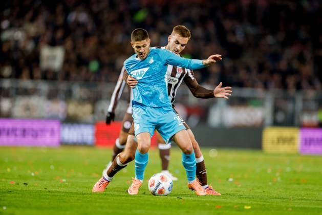 Hamburg, 19. Oktober 2025 - Fußball, 1. Bundesliga 2025 26, FC St. Pauli - TSG 1899 Hoffenheim: Andrej Kramaric (TSG 1899 Hoffenheim, 27), James Sands (FC St. Pauli, 6) DFL REGULATIONS PROHIBIT ANY USE OF PHOTOGRAPHS AS IMAGE SEQUENCES AND OR QUASI-VIDEO.