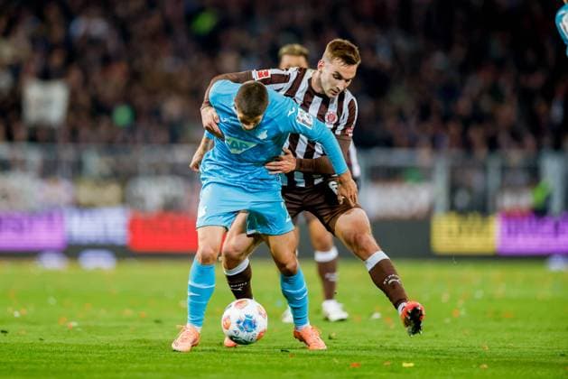 Hamburg, 19. Oktober 2025 - Fußball, 1. Bundesliga 2025 26, FC St. Pauli - TSG 1899 Hoffenheim: Andrej Kramaric (TSG 1899 Hoffenheim, 27), James Sands (FC St. Pauli, 6) DFL REGULATIONS PROHIBIT ANY USE OF PHOTOGRAPHS AS IMAGE SEQUENCES AND OR QUASI-VIDEO.