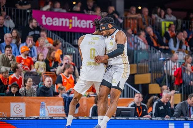 1. Basketball Bundesliga, easyCredit BBL, Saison 2025 2026, Herren, Pokal. Achtelfinale, 19.10.2025, RASTA Vechta - NINERS Chemnitz Kevin Yebo ( 0 - NINERS Chemnitz) und Kostja Mushidi ( 11 - NINERS Chemnitz) während der Partie Vechta RASTA Dome Niedersachsen Deutschland