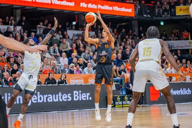 1. Basketball Bundesliga, easyCredit BBL, Saison 2025 2026, Herren, Pokal. Achtelfinale, 19.10.2025, RASTA Vechta - NINERS Chemnitz Alonzo Verge ( 11 - RASTA Vechta) beim Jumpshot Vechta RASTA Dome Niedersachsen Deutschland