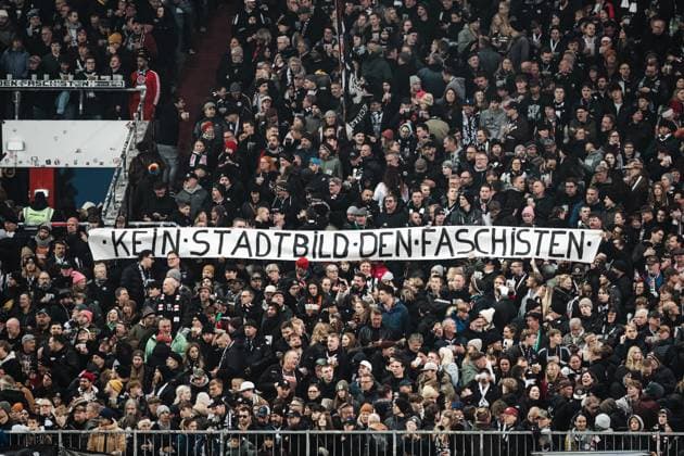 Fußball Männer Saison 2025 2026 Fußball-Bundesliga 07. Spieltag FC St. Pauli vs. TSG Hoffenheim 19.10.2025 Die Fans des FC St. Pauli mit einem Transparent Banner Kein Stadtbild Den Faschisten in Anlehnung an Aussage von Friedrich Merz Bundeskanzler CDU Hamburg Millerntor-Stadion Hamburg Deutschland *** Soccer Men Season 2025 2026 Football Bundesliga 07 Matchday FC St Pauli vs TSG Hoffenheim 19 10 2025 The fans of FC St Pauli with a banner Banner No cityscape To the fascists in reference to statement of Friedrich Merz Federal Chancellor CDU Hamburg Millerntor Stadium Hamburg Germany