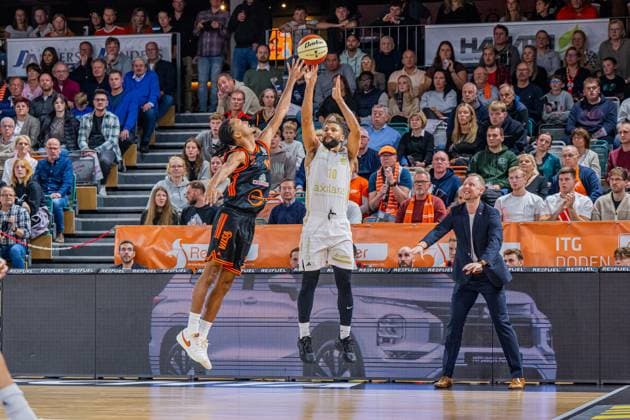 1. Basketball Bundesliga, easyCredit BBL, Saison 2025 2026, Herren, Pokal. Achtelfinale, 19.10.2025, RASTA Vechta - NINERS Chemnitz Kaza Kajami-Keane ( 10 - NINERS Chemnitz) beim Jumpshot Vechta RASTA Dome Niedersachsen Deutschland