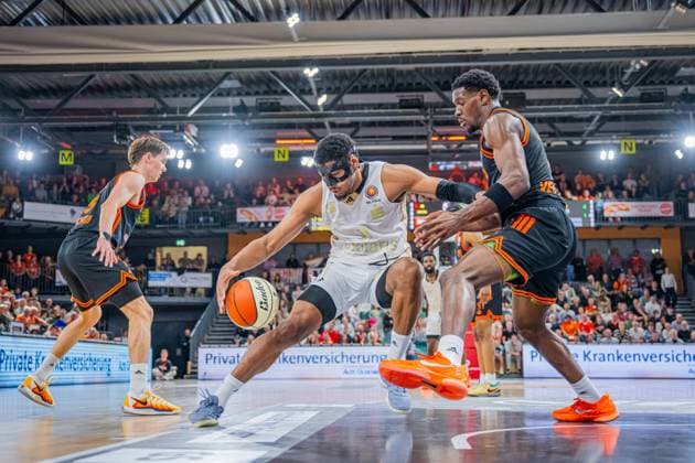 1. Basketball Bundesliga, easyCredit BBL, Saison 2025 2026, Herren, Pokal. Achtelfinale, 19.10.2025, RASTA Vechta - NINERS Chemnitz Kostja Mushidi ( 11 - NINERS Chemnitz) in Aktion Vechta RASTA Dome Niedersachsen Deutschland