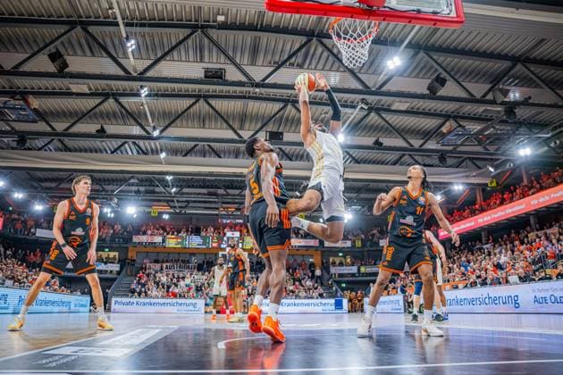 1. Basketball Bundesliga, easyCredit BBL, Saison 2025 2026, Herren, Pokal. Achtelfinale, 19.10.2025, RASTA Vechta - NINERS Chemnitz Kostja Mushidi ( 11 - NINERS Chemnitz) beim Korbleger Vechta RASTA Dome Niedersachsen Deutschland