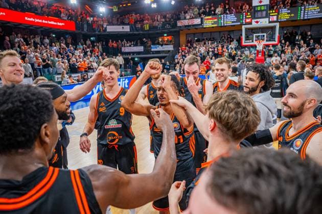 1. Basketball Bundesliga, easyCredit BBL, Saison 2025 2026, Herren, Pokal. Achtelfinale, 19.10.2025, RASTA Vechta - NINERS Chemnitz Das Team von RASTA Vechta nach der Partie Vechta RASTA Dome Niedersachsen Deutschland