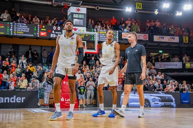 1. Basketball Bundesliga, easyCredit BBL, Saison 2025 2026, Herren, Pokal. Achtelfinale, 19.10.2025, RASTA Vechta - NINERS Chemnitz Kostja Mushidi ( 11 - NINERS Chemnitz) und Kevin Yebo ( 0 - NINERS Chemnitz) nach der Partie Vechta RASTA Dome Niedersachsen Deutschland
