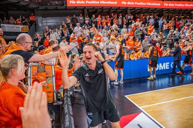 1. Basketball Bundesliga, easyCredit BBL, Saison 2025 2026, Herren, Pokal. Achtelfinale, 19.10.2025, RASTA Vechta - NINERS Chemnitz Domenik Theodorou (Athletic Coach - RASTA Vechta) nach der Partie Vechta RASTA Dome Niedersachsen Deutschland