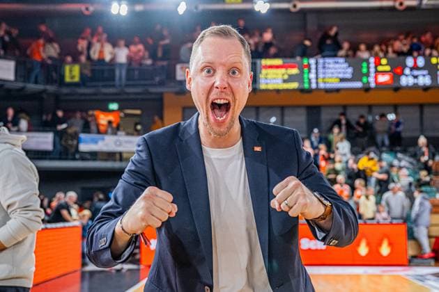 1. Basketball Bundesliga, easyCredit BBL, Saison 2025 2026, Herren, Pokal. Achtelfinale, 19.10.2025, RASTA Vechta - NINERS Chemnitz Christian Held (Head-Coach - RASTA Vechta) zeigt Emotionen nach der Partie Vechta RASTA Dome Niedersachsen Deutschland