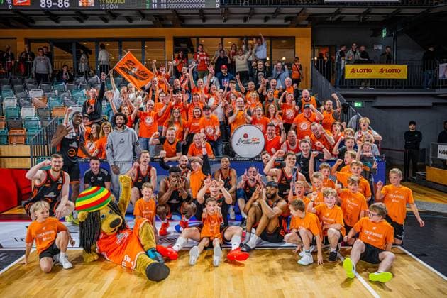 1. Basketball Bundesliga, easyCredit BBL, Saison 2025 2026, Herren, Pokal. Achtelfinale, 19.10.2025, RASTA Vechta - NINERS Chemnitz Das Team von RASTA Vechta nach der Partie Vechta RASTA Dome Niedersachsen Deutschland