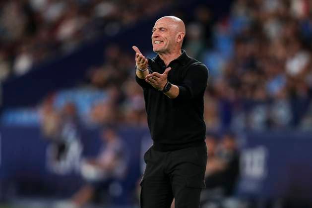 October 19, 2025, Valencia, Valencia, SPAIN: Julian Calero, head coach of Levante UD, gestures during the Spanish league, LaLiga EA Sports, football match played between Levante UD and Rayo Vallecano at Ciutat de Valencia stadium on October 19, 2025, in Valencia, Spain. Valencia SPAIN - ZUMAa181 20251019_zaa_a181_255 Copyright: xIvanxTerronx