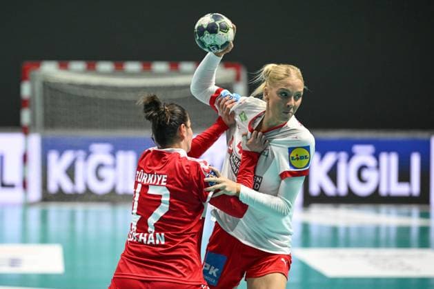 Turkiye v Denmark - EHF 2025 Women s European Handball Championship ANKARA, TURKIYE - OCTOBER 19: Busra Isikhan (47) of Turkiye in action during the second match of the EHF 2025 Women s European Handball Championship between Turkiye and Denmark at Prof. Dr. Yasar Sevim Sports Hall in Ankara, Turkiye on October 19, 2025. Abdullah Guclu Anadolu Ankara Turkey. Editorial use only. Please get in touch for any other usage.  Copyright: x2025xAnadoluxAbdullahxGuclux