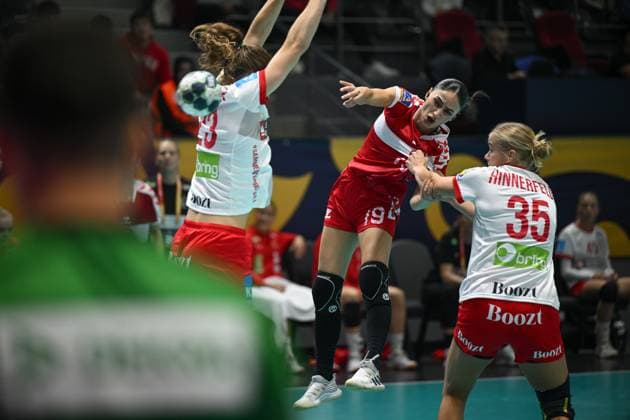 Turkiye v Denmark - EHF 2025 Women s European Handball Championship ANKARA, TURKIYE - OCTOBER 19: Yagmur Ozler (19) of Turkiye in action during the second match of the EHF 2025 Women s European Handball Championship between Turkiye and Denmark at Prof. Dr. Yasar Sevim Sports Hall in Ankara, Turkiye on October 19, 2025. Abdullah Güçlü Anadolu Ankara Turkey. Editorial use only. Please get in touch for any other usage.  Copyright: x2025xAnadoluxAbdullahxGüclüx