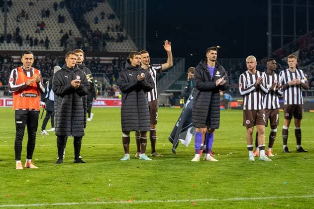 Deutschland, Fussball, 1. Bundesliga, 7. Spieltag 2025 2026, FC St. Pauli - TSG Hoffenheim am 19.10. in Hamburg (Millerntor-Stadion): St. Pauli bedankt sich nach dem Spiel bei den Fans. Copyright: xSvenxHeidmannx