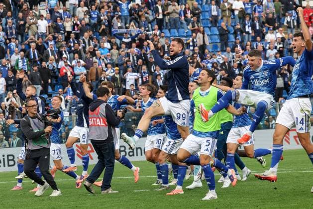 Foto IPP Donato Marmo, Como, 19-10-2025 Calcio Campionato di Serie A 2025 2026, Como-Juventus Nella foto i giocatori del Como feteggiano al termine della gara. Italy Photo Press World Copyright. italy ITALY  Copyright: xR4924_italyphotopressx