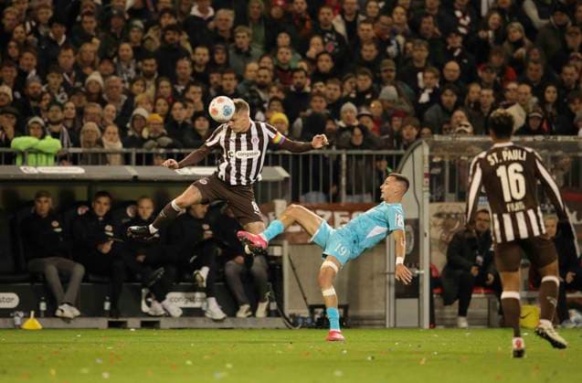 Foto : Eric SMITH (Pauli) gegen Tim Lemperle (rechts , TSG) Fussball 1. Bundesliga , FC St. Pauli - TSG Hoffenheim am So. 19.10.2025