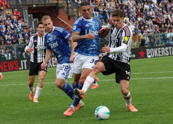 Foto IPP Donato Marmo, Como, 19-10-2025 Calcio Campionato di Serie A 2025 2026, Como-Juventus Nella foto Diego Carlos del Como in azione contro Kenan Yildiz della Juventus. Italy Photo Press World Copyright. italy ITALY  Copyright: xR4924_italyphotopressx