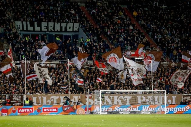 Südtribüne Fans Zuschauer Fanblock ( Pauli ) Deutschland , Hamburg , Millerntorstadion , Fussball , 1. Bundesliga , FC St Pauli - TSG Hoffenheim