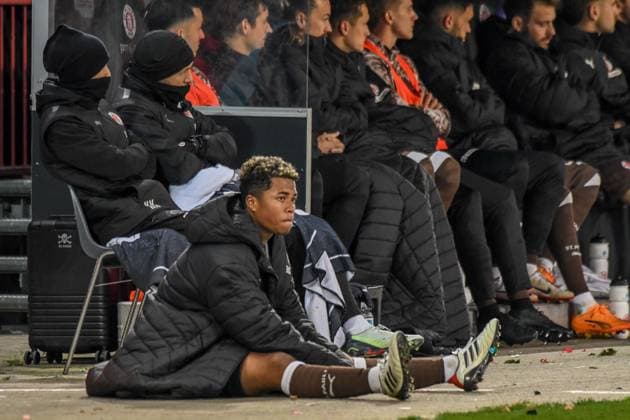 Joel Chima Fujita ( Pauli ) sitzt nach seiner Auswechslung auf dem Boden Deutschland , Hamburg , Millerntorstadion , Fussball , 1. Bundesliga , FC St Pauli - TSG Hoffenheim